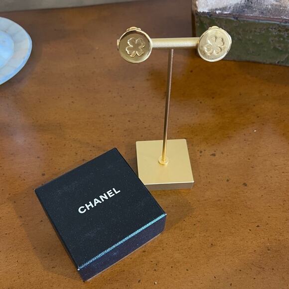 Chanel Vintage Four Leaf Clover Clip On Earrings - Picture 2 of 12